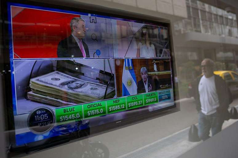 Apesar da a&ccedil;&atilde;o do Tesouro dos EUA, o d&oacute;lar voltou a encostar no limite da banda cambial antes das elei&ccedil;&otilde;es legislativas