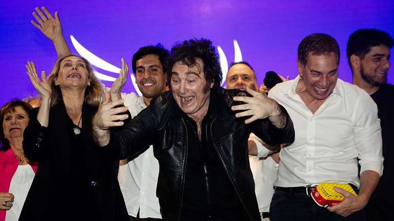 Na reta final da campanha legislativa, Milei tenta reanimar a base governista