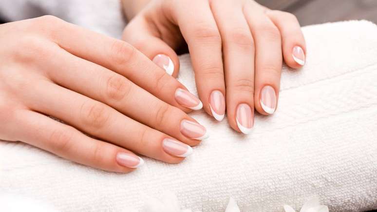A hidrata&ccedil;&atilde;o regular &eacute; fundamental para a sa&uacute;de das unhas &ndash; depositphotos.com / AllaSerebrina