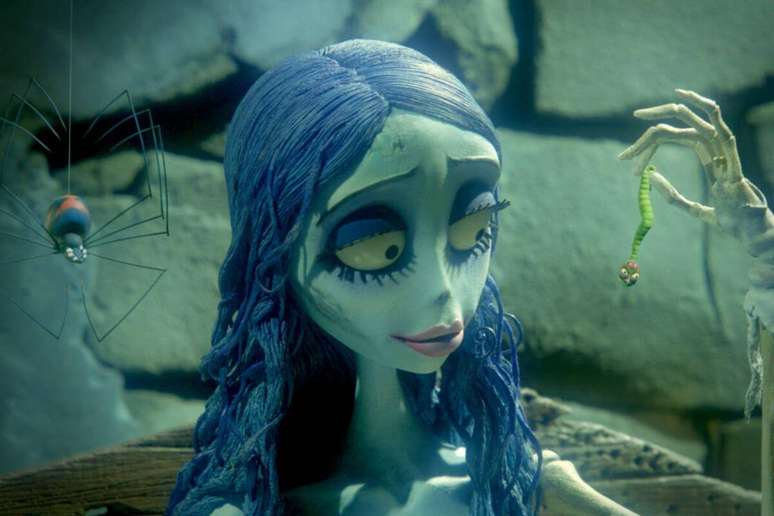 O penteado de Emily &eacute; ideal para quem prefere cabelo meio preso, com ondas soltas e volumosas 