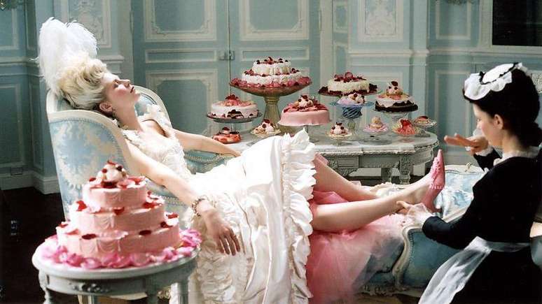 O filme Maria Antonieta (2006), de Sofia Coppola, retratou a rainha da Fran&ccedil;a, interpretada por Kirsten Dunst, em toda a sua gl&oacute;ria e paparica&ccedil;&atilde;o