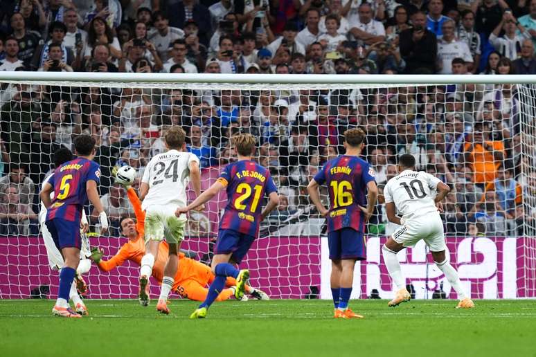 Szczesny defendendo o p&ecirc;nalti de Mbapp&eacute; 