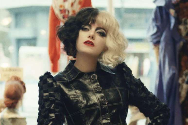 O cabelo bicolor da Cruella traz autenticidade ao look 