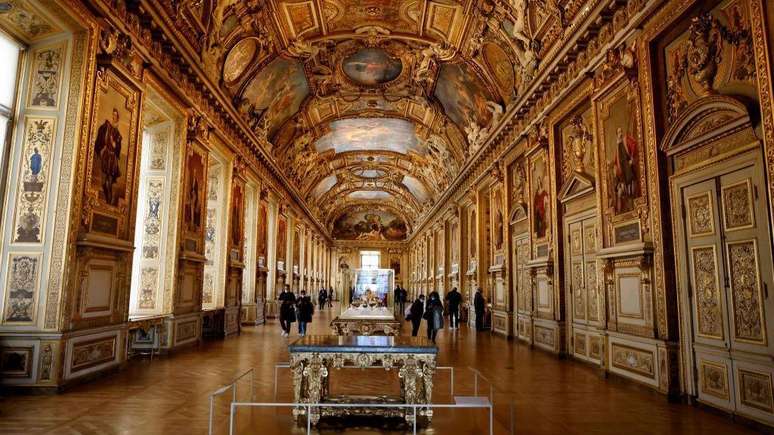 A Galeria de Apolo, no Louvre, abriga algumas das joias da coroa francesa