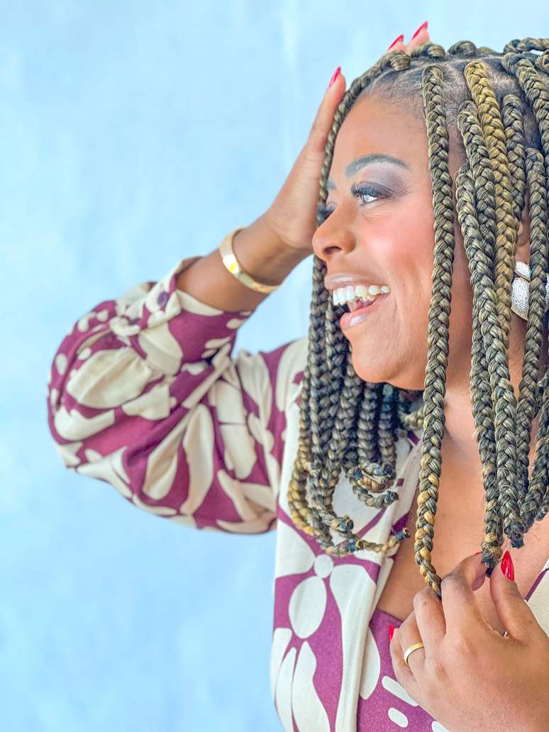 C&aacute;ren Cruz n&atilde;o se conforma com as contradi&ccedil;&otilde;es entre a identidade preta e a moda imposta pelo ambiente corporativo.