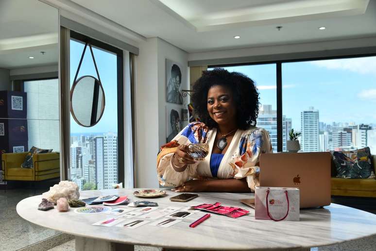 Na sede da Pittaco Consultoria, em Salvador, C&aacute;ren Cruz, que questiona teorias euroc&ecirc;ntricas da moda no ambiente corporativo.