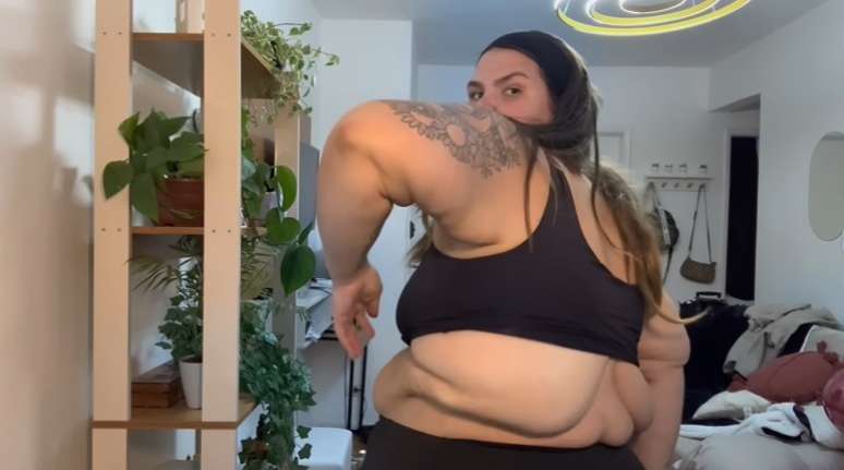 Thais Carla, dan&ccedil;arina, faz tour pelo corpo ap&oacute;s bari&aacute;trica