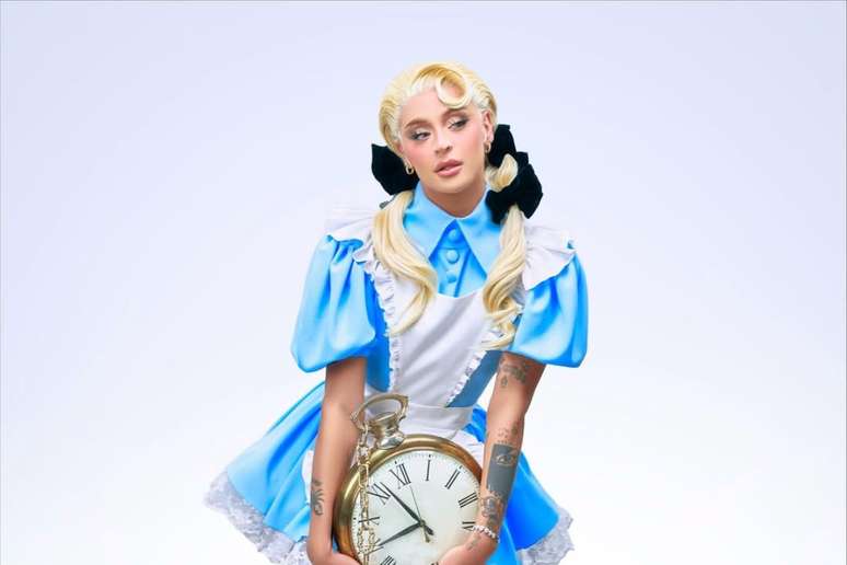 Pabllo’s Halloween has celebrities, kisses on the lips and an enraptured audience; check
