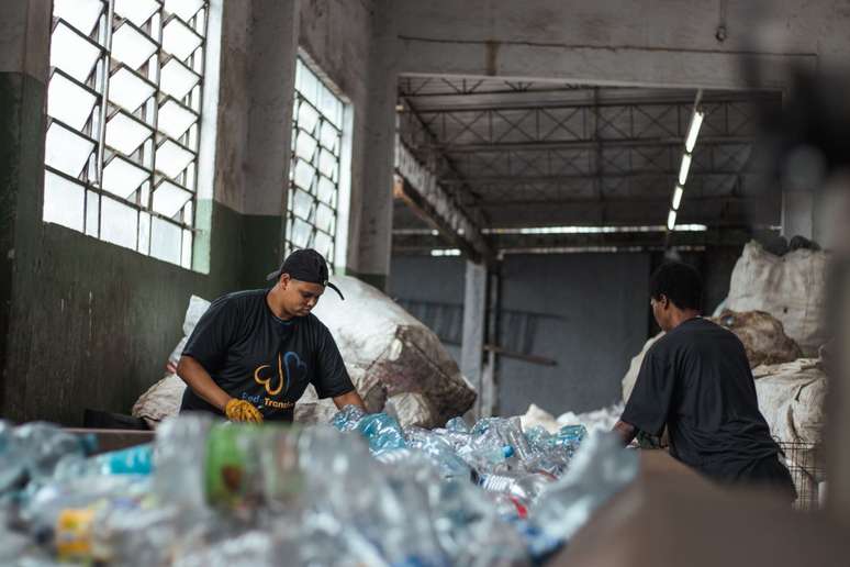 Rede Transforma warehouse, in São Paulo, with 500 professionals who collect recyclable materials sent by more than 30 cooperatives. Rede Transforma warehouse, in São Paulo, with 500 professionals who collect recyclable materials sent by more than 30 cooperatives.