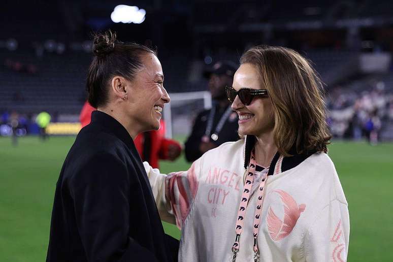 A jogadora Ali Riley e Natalie Portman depois de uma partida do Angel City FC, time feminino cofundado pela atriz