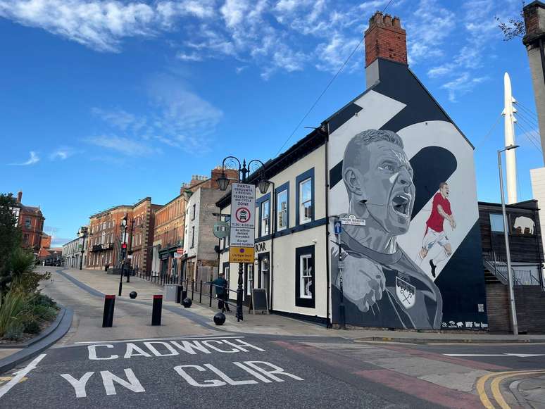 Paul Mullin, um dos principais jogadores do Wrexham AFC, em painel no centro da cidade que celebra a ascens&atilde;o e o impacto cultural do clube