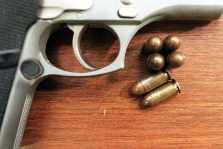 Falha em sistema de detecção escolar acionou polícia e um adolescente foi algemado