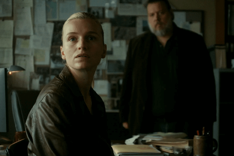 Em &ldquo;A agente&rdquo;, a cadete da pol&iacute;cia dinamarquesa Tea se v&ecirc; dividida entre o dever e a empatia durante uma miss&atilde;o infiltrada 