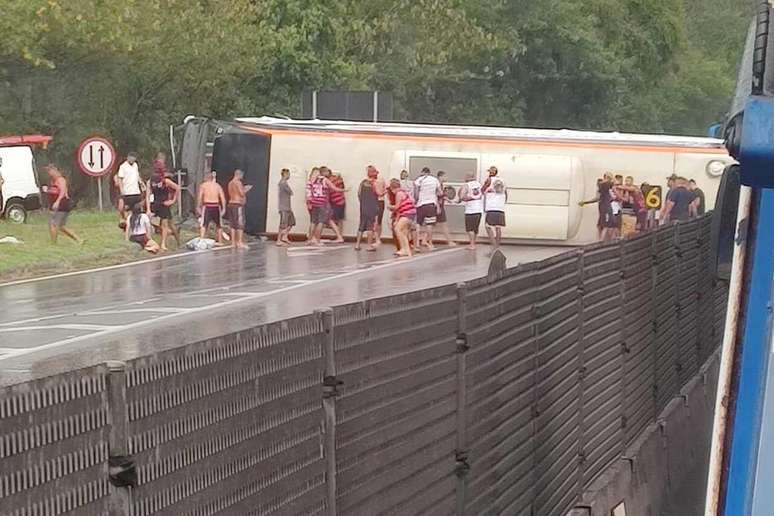 Tr&acirc;nsito ficou parcialmente interditado ap&oacute;s acidente do &ocirc;nibus &ndash;