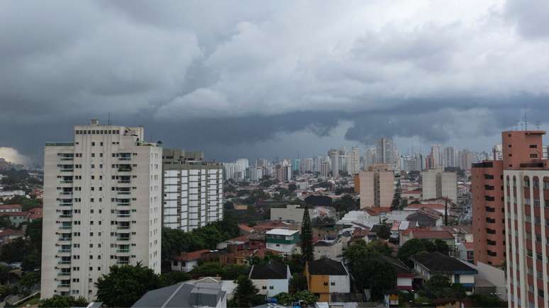 Uma nova frente fria avança sobre São Paulo e deve trazer chuva e queda de temperatura nos próximos dias; saiba mais