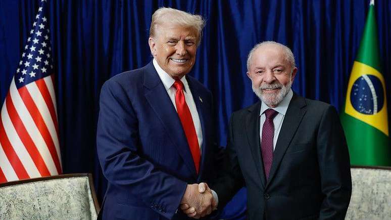 Trump e Lula (&agrave; direita) se cumprimentam 