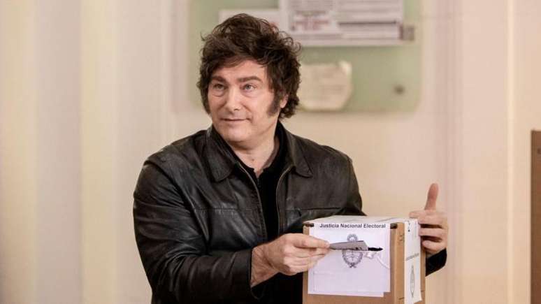 Javier Milei votando