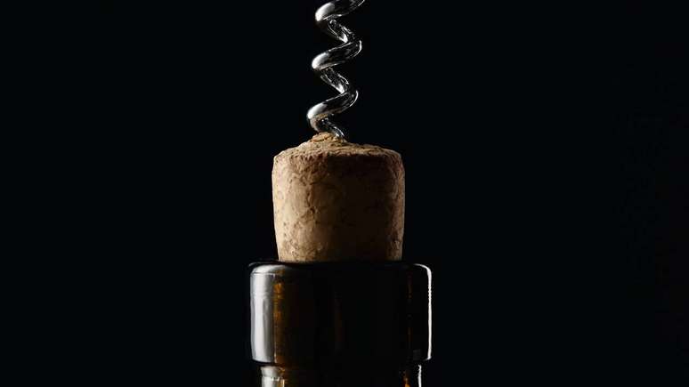 Corti&ccedil;a &eacute; tradicionalmente conhecida pelo seu uso em rolhas para garrafas de vinho &ndash; depositphotos.com / AntonMatyukha