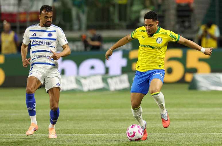 Vitor Roque n&atilde;o teve vida f&aacute;cil com a marca&ccedil;&atilde;o do Cruzeiro &ndash;