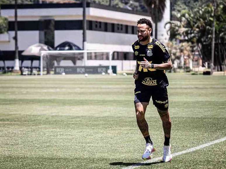 Neymar durante treino do Santos &mdash;