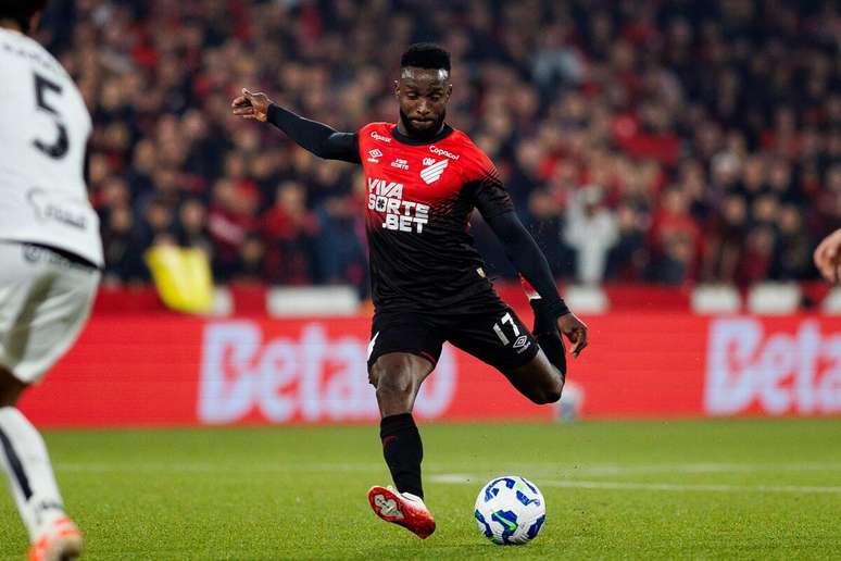 Stiven Mendoza (Athletico-PR) durante jogo contra o Corinthians, no dia 27.08.2025 