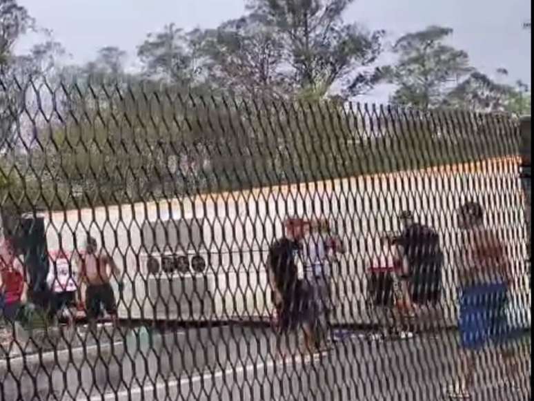 ônibus com torcedores do Flamengo tomba no Rio