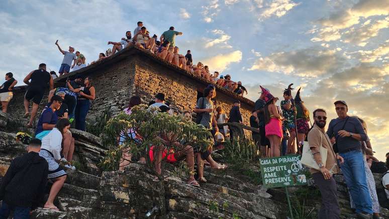 Visitantes da "pir&acirc;mide" se reunem no telhado da constru&ccedil;&atilde;o de pedra para acompanhar e aplaudir o p&ocirc;r do sol
