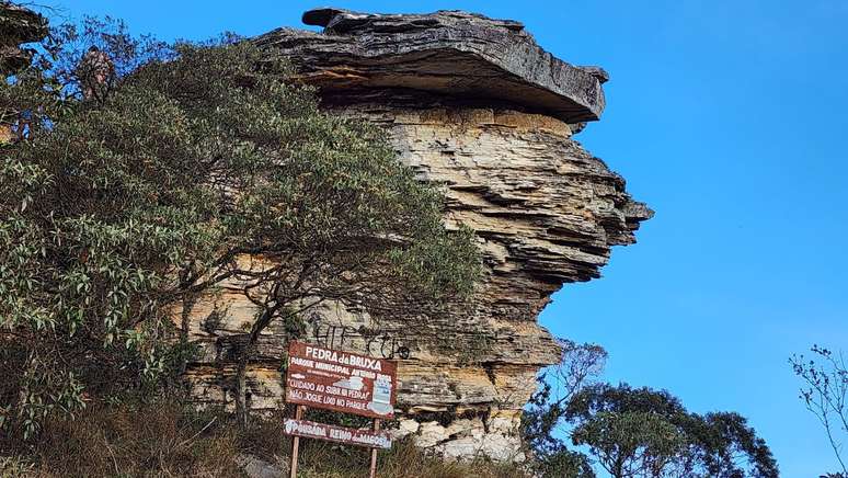 A Pedra da Bruxa, vista de lado, lembra o perfil do rosto de uma bruxa, e por isso levou o nome.
