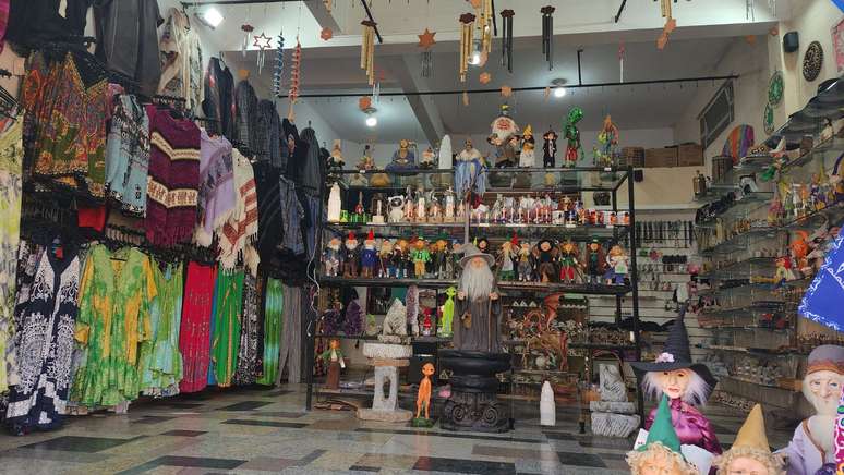 Lojas vendem artigos de decora&ccedil;&atilde;o e para rituais.