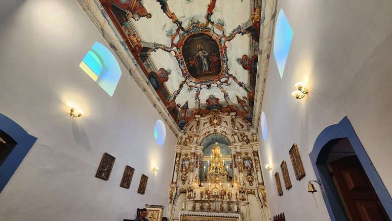 Interior da igreja do santo que d&aacute; nome ao munic&iacute;pio tem teto com pinturas no estilo rococ&oacute;.