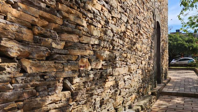 Igreja de pedra natural da cidade. Na constru&ccedil;&atilde;o, &eacute; poss&iacute;vel perceber as camadas das rochas.