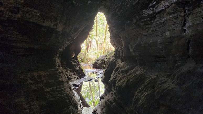 Gruta de Sobradinho de Minas (MG) com clareiras e encantos.