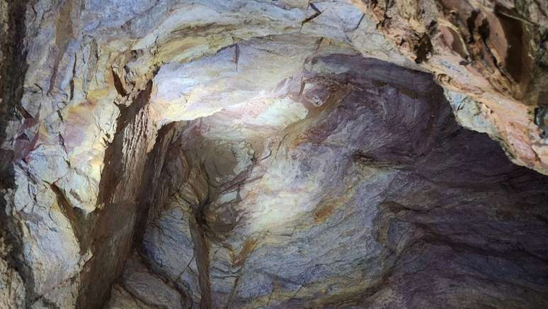 Dentro das grutas de Sobradinho (MG), &eacute; poss&iacute;vel observar a forma&ccedil;&atilde;o rochosa da quartzita de S&atilde;o Tom&eacute;