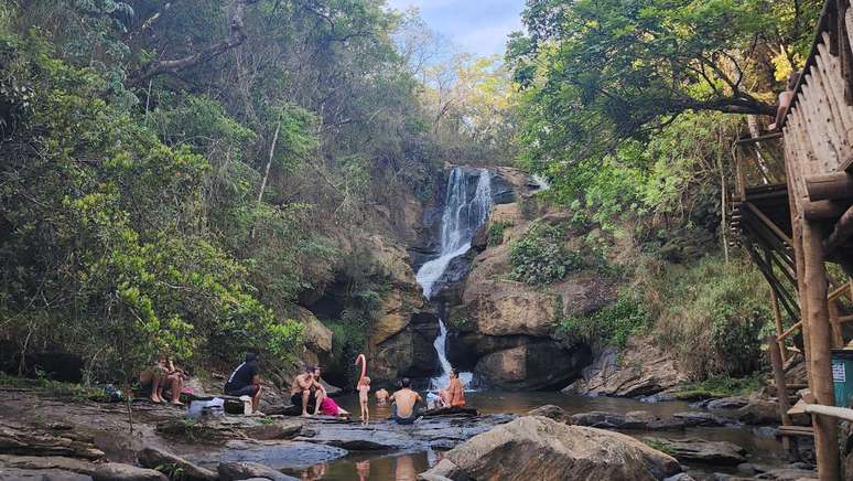 Cachoeira V&eacute;u de Noiva em S&atilde;o Tom&eacute; das Letras (MG) recebe visitantes de todas as idades