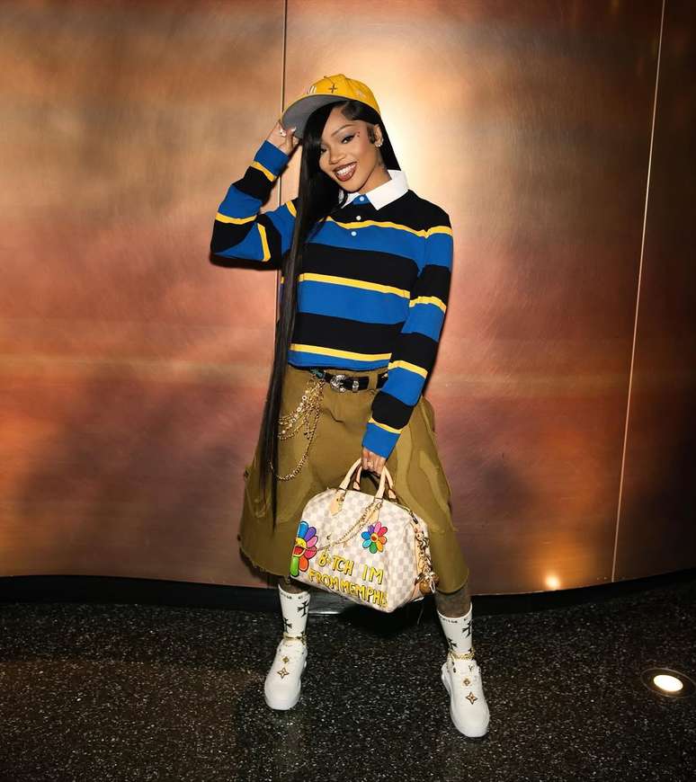 Rapper GloRilla posa antes de show