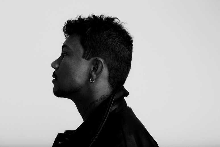 Rapper celebra novo álbum com show gratuito no Rio e reúne nomes como Adriana Calcanhotto, Duquesa e Major RD em apresentação especial