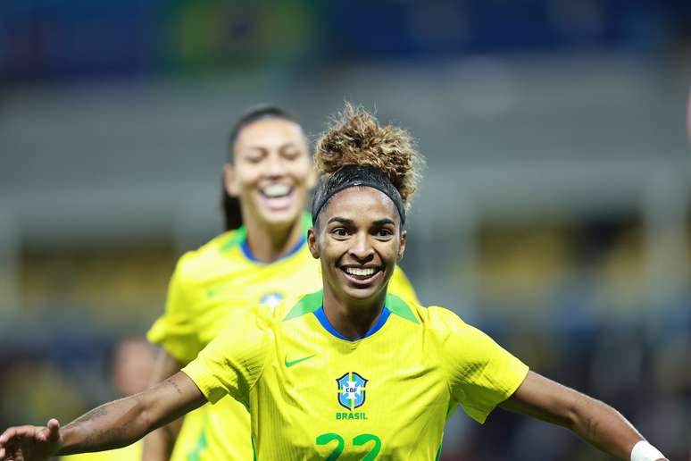 Luany comemorando o gol do Brasil 