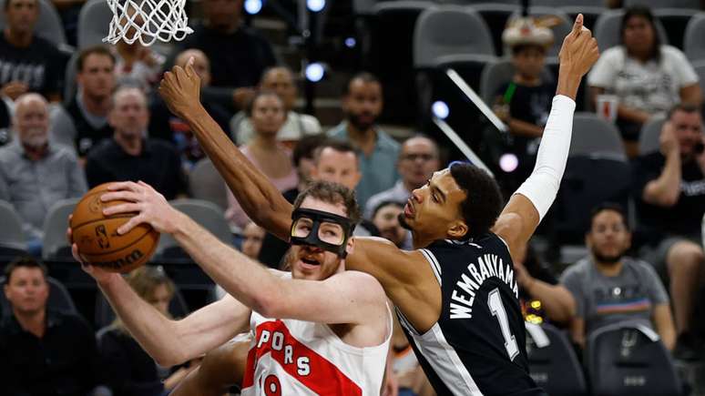 The San Antonio Spurs beat the Toronto Raptors in the NBA The San Antonio Spurs beat the Toronto Raptors in the NBA
