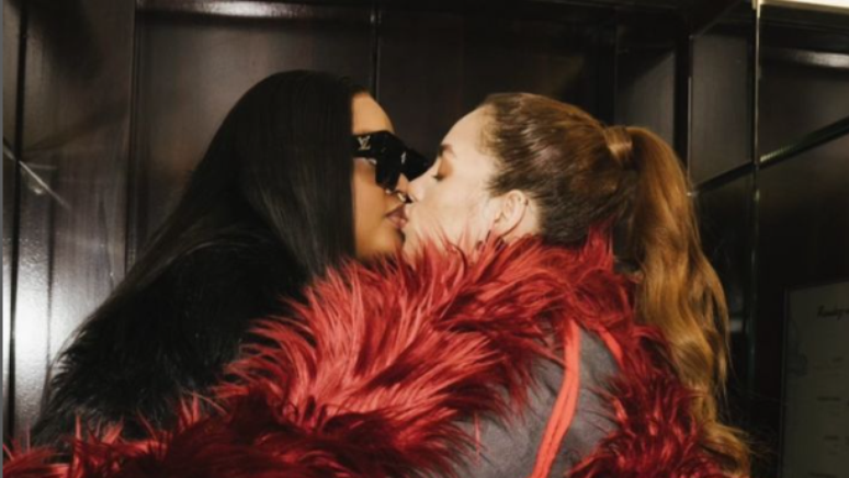 Brenda Biya postou uma foto beijando sua namorada