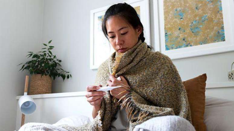 Se as pessoas infectadas tratarem os sintomas da febre e retomarem as atividades di&aacute;rias, elas podem acabar espalhando mais a doen&ccedil;a do que se precisassem ficar em repouso