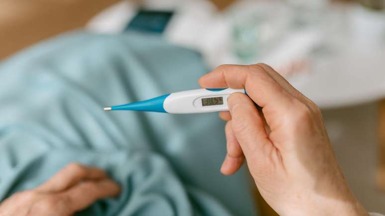 Atualmente, considera-se febre a temperatura corporal de 37,5 &deg;C ou mais quando medida nas axilas (ou 38 &deg;C, se medida por via oral ou retal, durante tr&ecirc;s minutos)