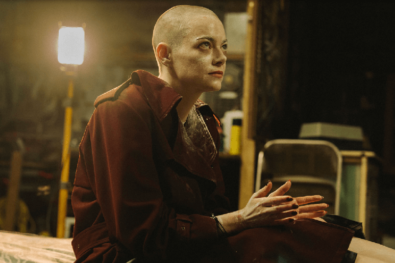 No filme &ldquo;Bugonia&rdquo;, dois conspiracionistas sequestram uma executiva acreditando que ela &eacute; uma alien&iacute;gena prestes a destruir a Terra 