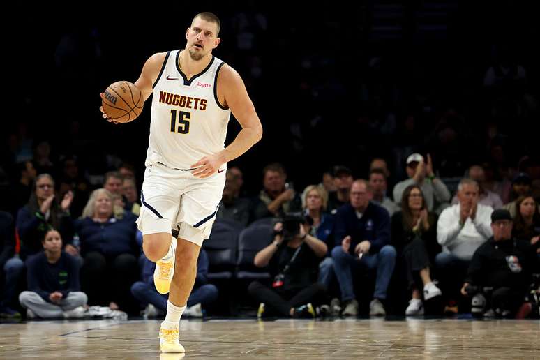 Nikola Jokic anota o terceiro triplo