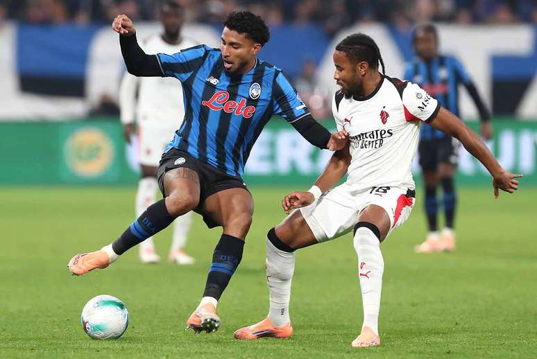 Brasileiro Ederson, da Atalanta, em disputa de bola com Christopher Nkunku, do Milan &ndash;