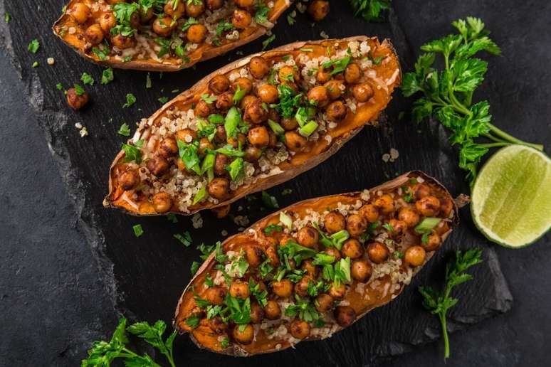 Batata-doce laranja recheada com quinoa e gr&atilde;o-de-bico 