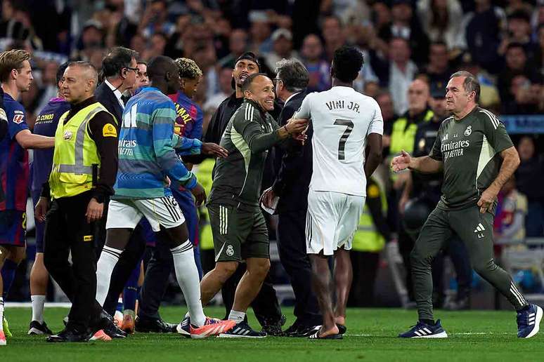 Vini Jr discutiu com Yamal após o apito final do clássico com o Barcelona –