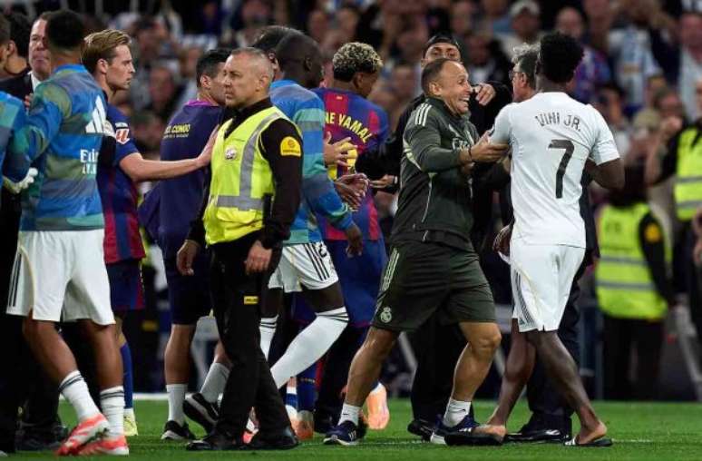 Vini Jr discutiu com Yamal após o apito final do clássico com o Barcelona –