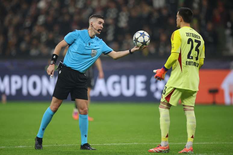 Francois Letexier conversando com o goleiro do Eintrach Frankfurt durante partida da Champions League 