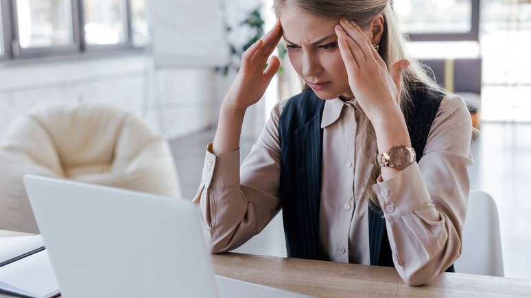 Ao perceber os primeiros sinais de uma crise de enxaqueca, algumas medidas imediatas podem contribuir para amenizar o epis&oacute;dio &ndash; depositphotos.com / VitalikRadko
