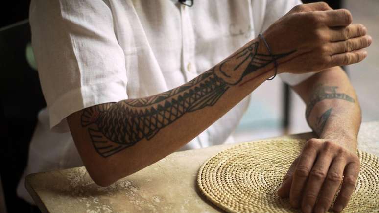 Chef tem pirarucu tatuado no bra&ccedil;o